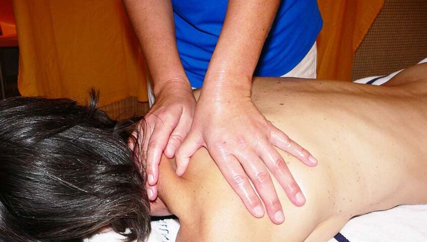 Sesión de masaje para la osteocondrosis espinal cervical